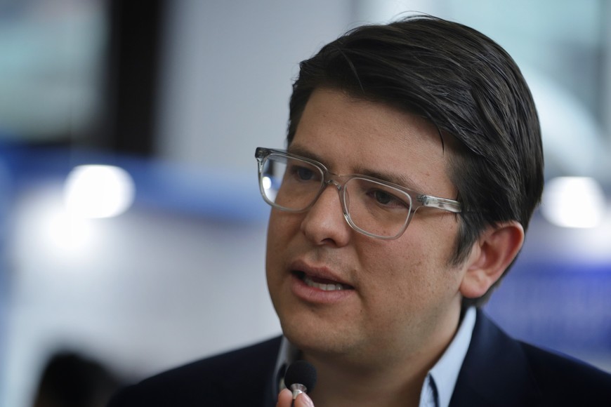 (250811) -- BOGOTA, 11 agosto, 2025 (Xinhua) -- Imagen de archivo cedida por COLPRENSA del 18 de julio de 2022 del senador colombiano, Miguel Uribe Turbay, participando en un seminario, en Bogotá, capital de Colombia. El senador y precandidato presidencial colombiano, Miguel Uribe Turbay, murió el lunes a las 1:56 de la mañana, informó la Clínica Fundación Santa Fe, en donde permanecía desde el pasado 7 de junio cuando fue víctima de un atentado en Bogotá. (Xinhua/Alvaro Tavera/COLPRENSA) (ah) (ce)