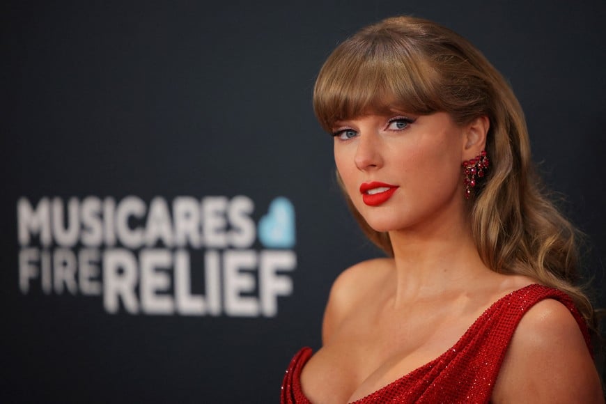 FILE PHOTO: Taylor Swift poses at the red carpet during the 67th Annual Grammy Awards in Los Angeles, California, U.S., February 2, 2025. REUTERS/Daniel Cole/File Photo