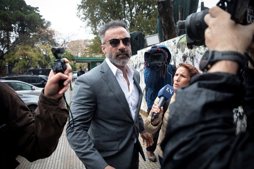 (250527) -- BUENOS AIRES, 27 mayo, 2025 (Xinhua) -- El neurocirujano Leopoldo Luque (i), reacciona previo a una nueva jornada del juicio por la muerte del exfutbolista argentino, Diego Armando Maradona, en los tribunales de San Isidro, en la ciudad de Buenos Aires, capital de Argentina, el 27 de mayo de 2025. Una jueza que integraba el tribunal del juicio por la muerte del exfutbolista argentino, Diego Armando Maradona, fue apartada el martes de su cargo. (Xinhua/Martín Zabala) (mz) (jg) (ra) (vf)