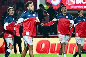 Mauro Pittón, Gamba, Mauricio Martínez y Augusto Solari, en el trabajo precompetitivo en la cancha de Argentinos Juniors. Los dos últimos hablaron con El Litoral luego del partido. Crédito: Juan Foglia.