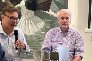 Santiago De Luca junto a Daniel Balderstone (derecha), quien estará en santa Fe para disertar sobre la obra de Jorge Luis Borges.