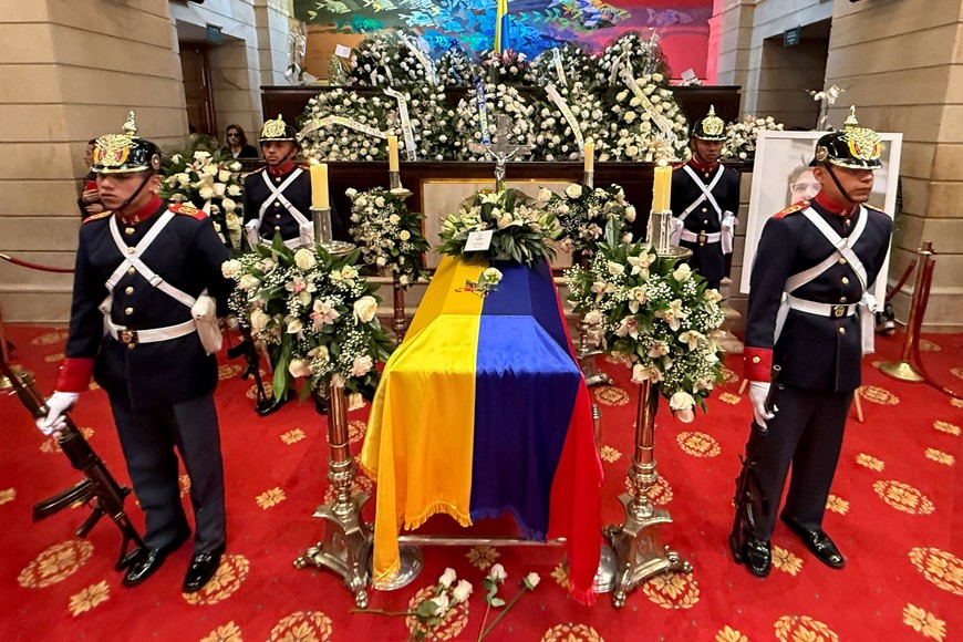 The coffin of Colombian Senator Miguel Uribe Turbay, who died two months after he was shot in the head at a campaign event, rests at Colombia's Congress, in Bogota, Colombia, August 12, 2025. REUTERS/Luisa Gonzalez