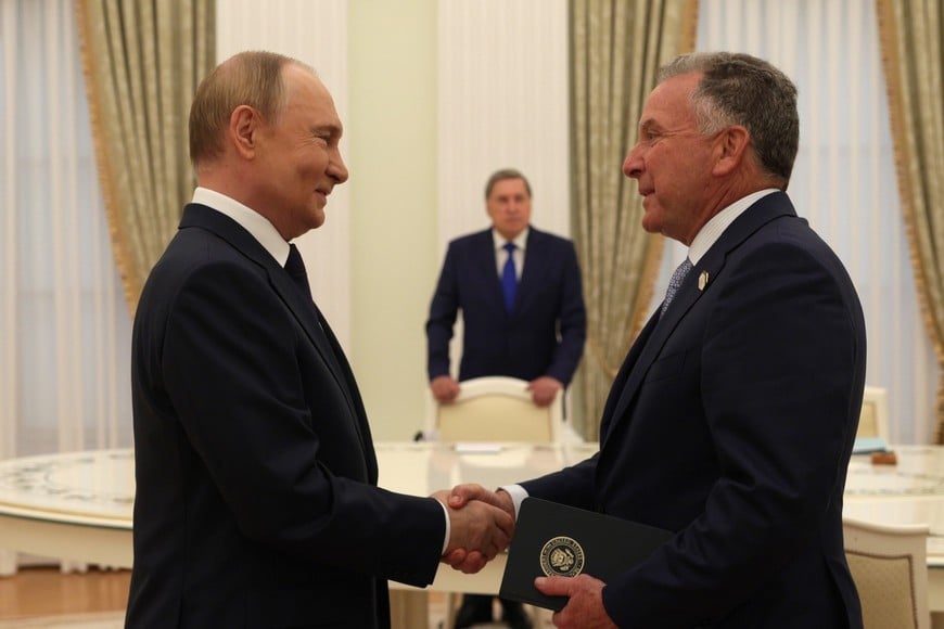 (250806) -- MOSCU, 6 agosto, 2025 (Xinhua) -- El presidente ruso, Vladimir Putin (i), sostiene conversaciones con el enviado especial del presidente de Estados Unidos Donald Trump, Steve Witkoff, en el Kremlin, en Moscú, Rusia, el 6 de agosto de 2025. (Xinhua/Oficina de Prensa del Kremlin) (ah) (ra) (vf)