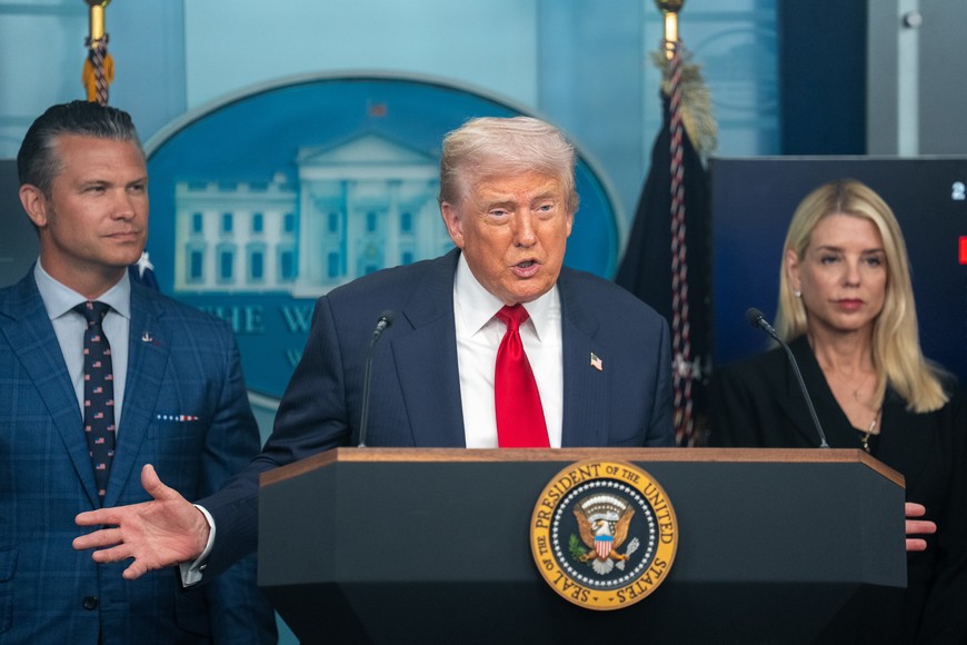 (250811) -- WASHINGTON, 11 agosto, 2025 (Xinhua) -- El presidente estadounidense, Donald Trump (c), habla durante una conferencia de prensa en la Casa Blanca, en Washington D.C., Estados Unidos, el 11 de agosto de 2025. Trump anunció el lunes durante una conferencia de prensa en la Casa Blanca que desplegará a la Guardia Nacional para ayudar a restablecer la ley y el orden, así como la seguridad pública en Washington D.C. (Xinhua/Hu Yousong) (rtg) (ah) (ce)