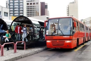 BRT de Curitiba, Brasil. Originalmente fue una iniciativa gubernamental, pero su éxito se ha sostenido gracias a la participación ciudadana en la planificación urbana.