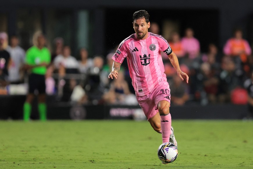 Jul 30, 2025; Ft. Lauderdale, Florida, USA; Inter Miami CF forward Lionel Messi (10) dribbles the ball against Atlas FC during the first half of a group stage Leagues Cup match at Chase Stadium. Mandatory Credit: Sam Navarro-Imagn Images