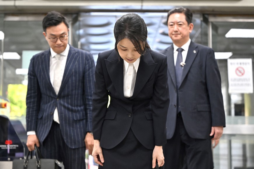 South Korea's former first lady Kim Keon Hee, wife of impeached former president Yoon Suk Yeol, bows as she arrives at a court to attend a hearing to review her arrest warrant requested by special prosecutors at the Seoul Central District Court, in Seoul, South Korea August 12, 2025.     JUNG YEON-JE/Pool via REUTERS