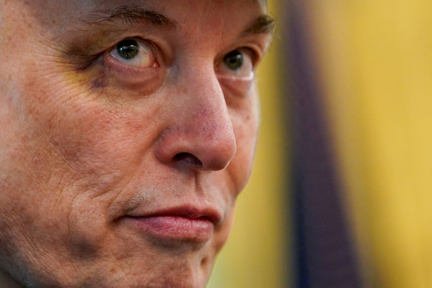 FILE PHOTO: FILE PHOTO: Elon Musk is seen with a bruised eye that Musk claimed he received at the hands of his son, X Æ A-12, as he attends a press conference with U.S. President Donald Trump in the Oval Office at the White House in Washington, D.C., U.S., May 30, 2025. REUTERS/Nathan Howard/File Photo/File Photo