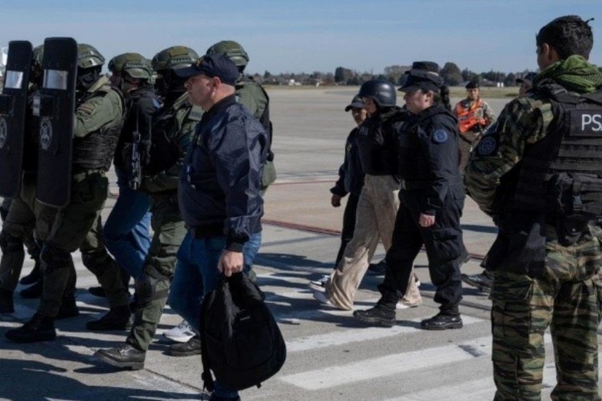 Video: así llegaba a Rosario el matrimonio extraditado desde Asunción en cuya boda se produjo un triple cri...