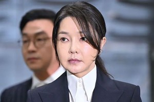 "Me disculpo sinceramente por causar problemas a pesar de ser una persona sin importancia", dijo Kim a los periodistas.