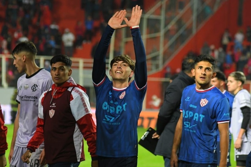 Domina y la alegría tras un triunfo ante Barracas Central en el 15 de Abril.