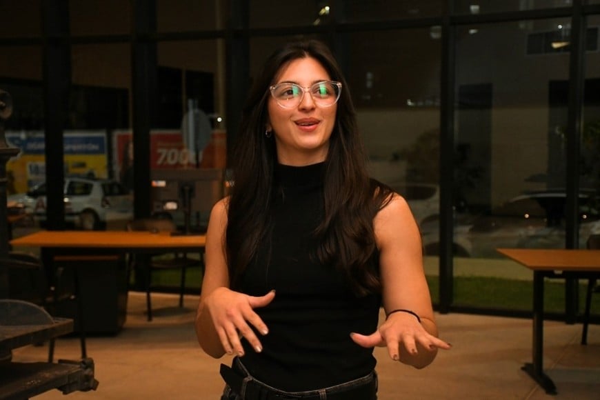 Joaquín Garibaldi y Sacha Castaño en El Litoral, anunciando un evento que será muy importante para la ciudad en el mes que viene. Foto: Manuel Fabatía