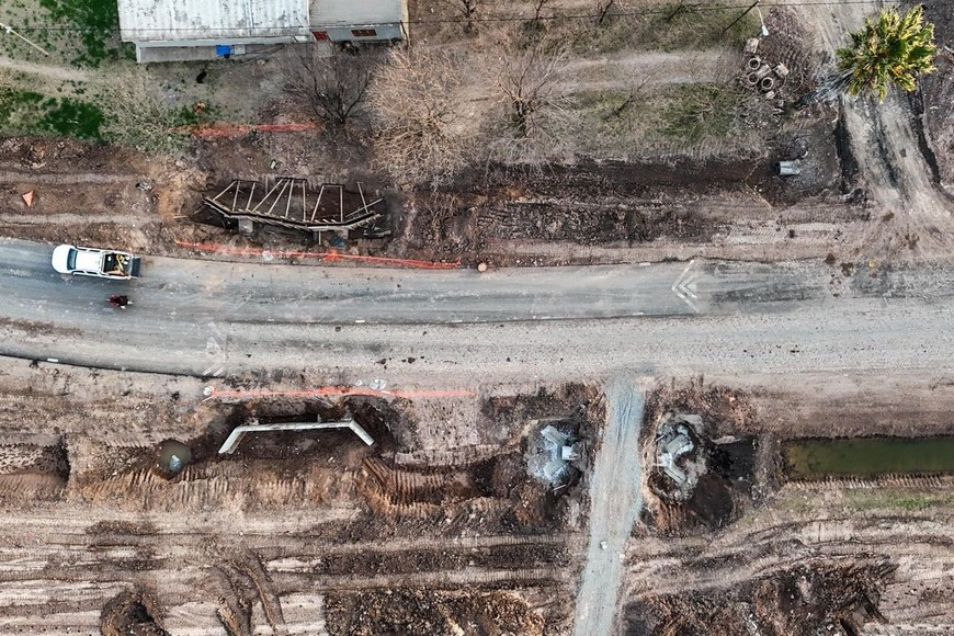 Desde la DPV, precisaron que los primeros 1.300 metros ya están completos hasta la carpeta asfáltica de rodamiento, restando realizar los trabajos de señalización.