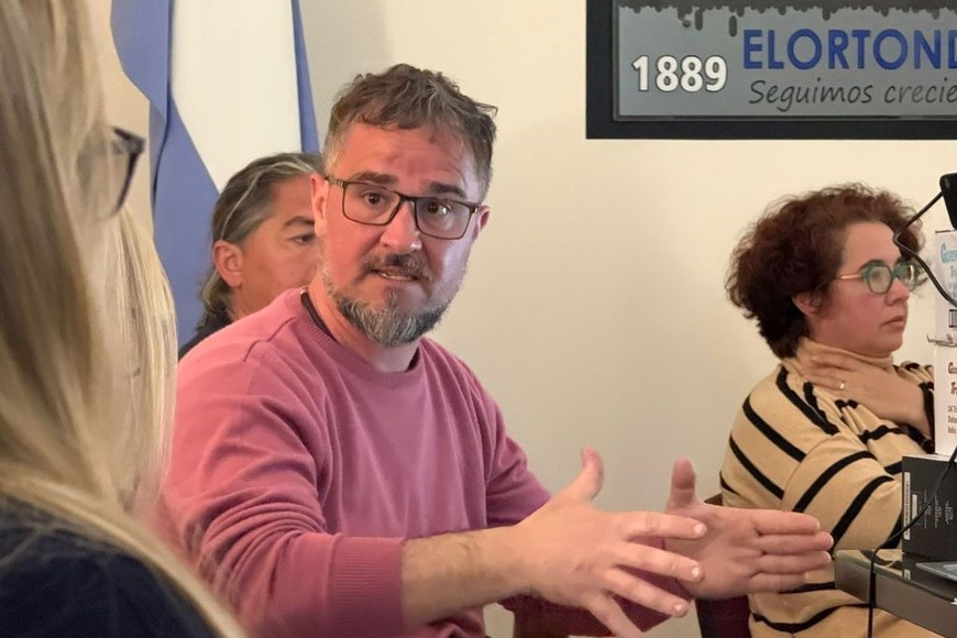 Autoridades junto a los investigadores tras el encuentro en Elortondo