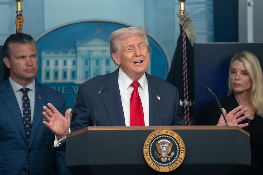 (250811) -- WASHINGTON, 11 agosto, 2025 (Xinhua) -- El presidente estadounidense, Donald Trump (c), habla durante una conferencia de prensa en la Casa Blanca, en Washington D.C., Estados Unidos, el 11 de agosto de 2025. Trump anunció el lunes durante una conferencia de prensa en la Casa Blanca que desplegará a la Guardia Nacional para ayudar a restablecer la ley y el orden, así como la seguridad pública en Washington D.C. (Xinhua/Hu Yousong) (rtg) (ah) (ce)