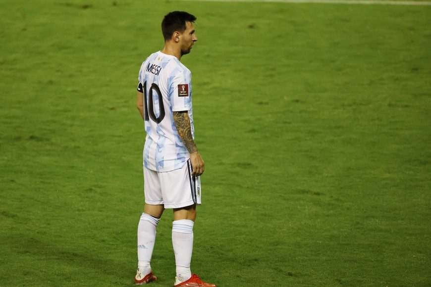 Denunciado por Adidas y AFA: procesaron a un diseñador santafesino por vender camisetas truchas de la Selección Argentina