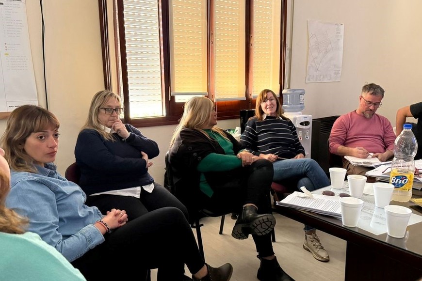 Autoridades junto a los investigadores tras el encuentro en Elortondo