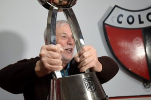 Una historia sin final. José Néstor Vignatti con la foto que resume su mayor logro como presidente del Club Atlético Colón desde que llegó al club en 1992: la Copa de la Liga, el primer título oficial de la institución, que se consiguió en 2021 en San Juan. Ahora, después del golpe del descenso, retorna a las urnas con una idea fija: que Colón vuelva a Primera. Foto: Hugo Pascucci.