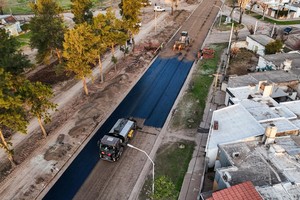 Desde la DPV, precisaron que los primeros 1.300 metros ya están completos hasta la carpeta asfáltica de rodamiento, restando realizar los trabajos de señalización.