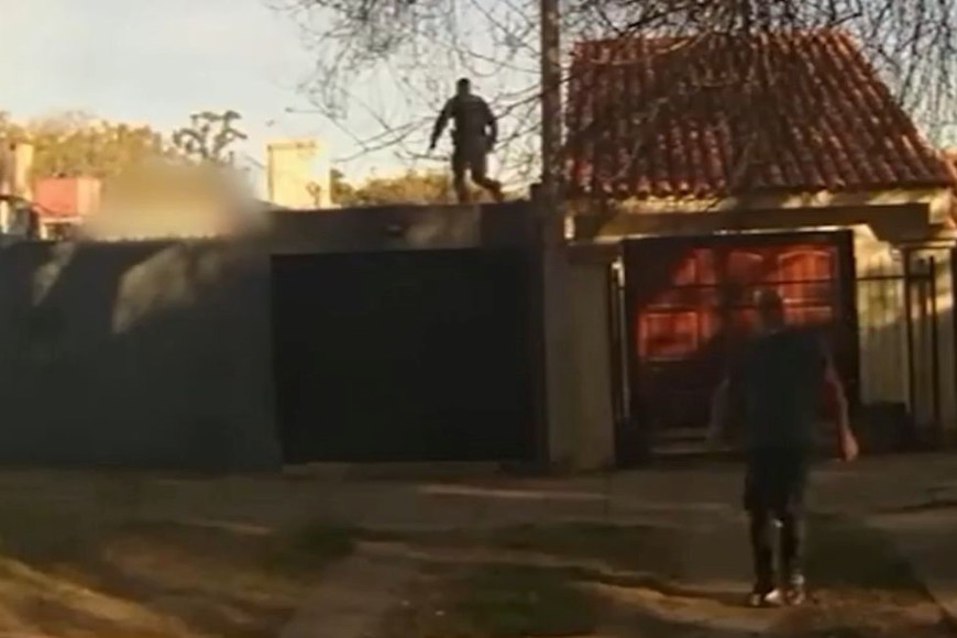 Los hombres escalaron una vivienda para intentar ocultarse entre los techos