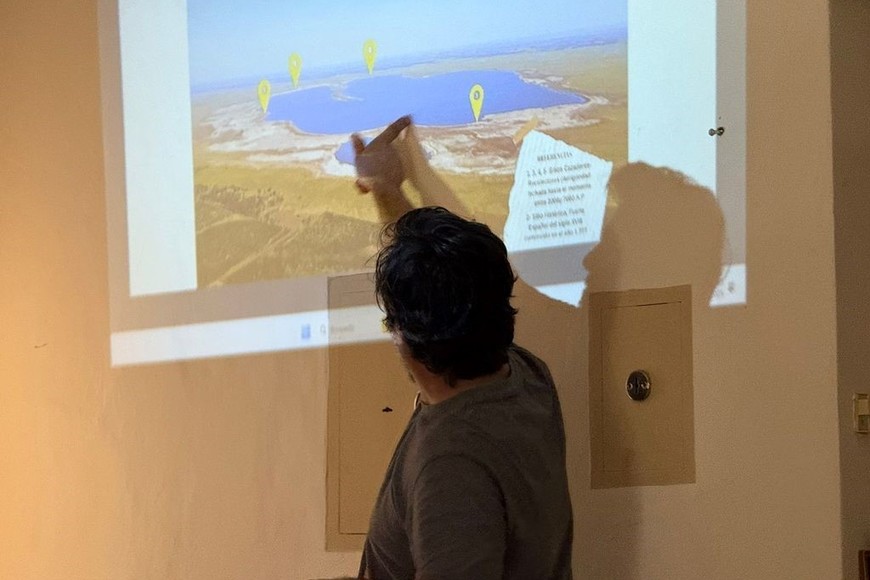 Autoridades junto a los investigadores tras el encuentro en Elortondo