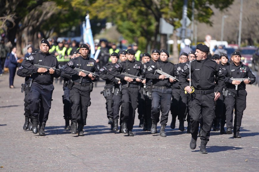 La ceremonia concluyó con el desfile de las agrupaciones policiales.