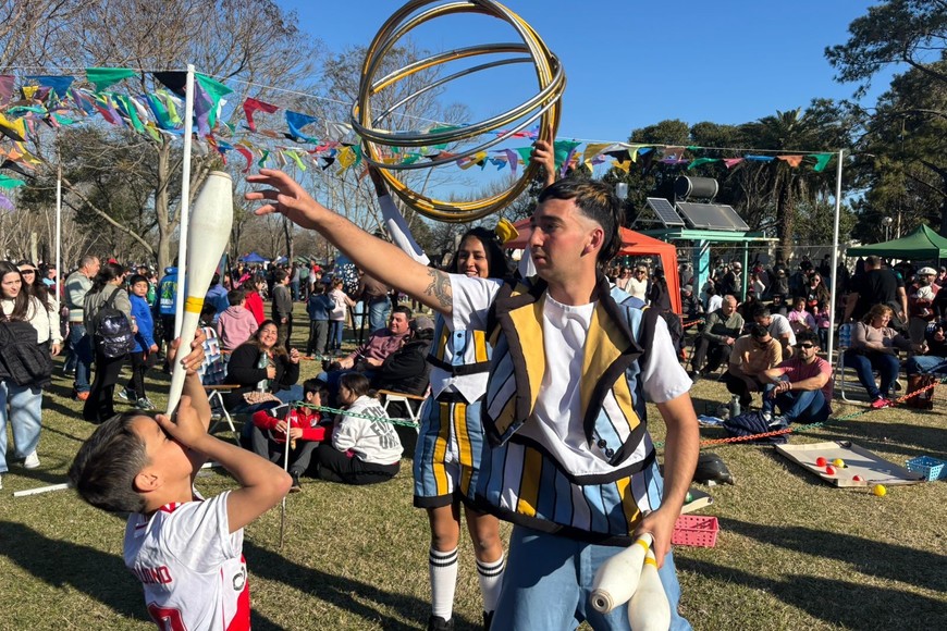 La jornada continuó con la tradicional procesión alrededor de la Plaza San Martín y la santa misa, en un momento de profunda devoción para la comunidad.