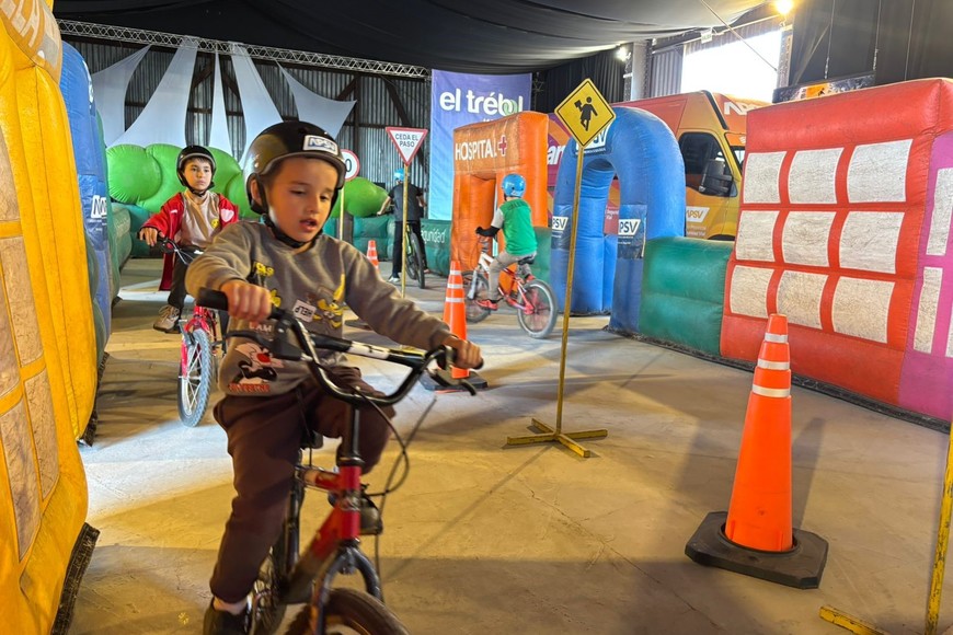 La jornada continuó con la tradicional procesión alrededor de la Plaza San Martín y la santa misa, en un momento de profunda devoción para la comunidad.