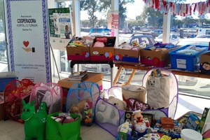 Integrantes de la cooperadora organizaron los regalos antes de su entrega.