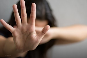 El caso que llevó a una condena de 19 años "es un manual del control coercitivo: un patrón sistemático de conductas que no solo dañan, sino que anulan por completo la autonomía de la víctima", dice la autora.