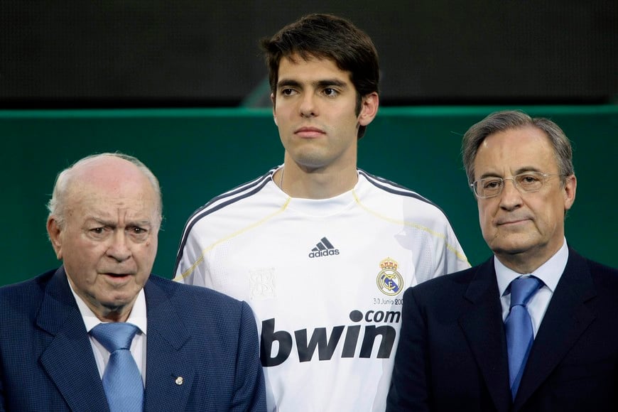Real Madrid's new Brazilian star Kaka (C) is seen between Real Madrid's president Florentino Perez (L) and honorary president Alfredo Di Stefano during his presentation at Santiago Bernabeu stadium in Madrid June 30, 2009. REUTERS/Juan Medina (SPAIN SPORT SOCCER) madrid españa kaka Florentino Perez Alfredo Di Stefano nuevo jugador del equipo real madrid futbol presentacion del futbolista incorporacion presidente presidente honorario