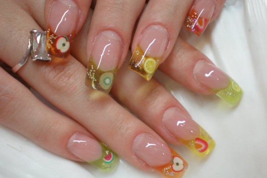 Uñas con efecto translúcido y detalles coloridos.