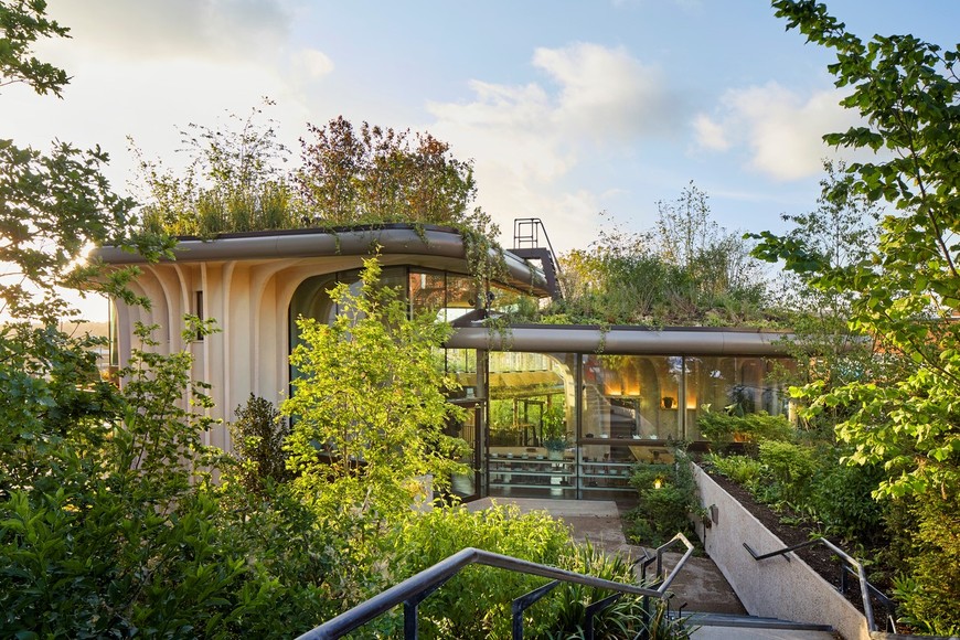 Exterior del Centro de Salud de Harehills de Leeds, reflejo de su increíble relación con la naturaleza y el medioambiente. Gentileza
