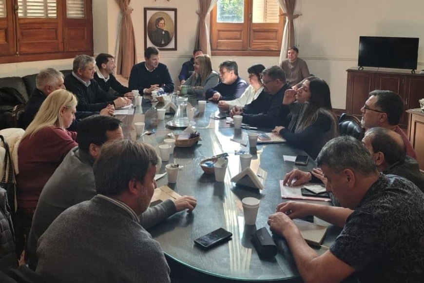 La mesa de diálogo donde se discutió el impacto de la baja en la coparticipación nacional.