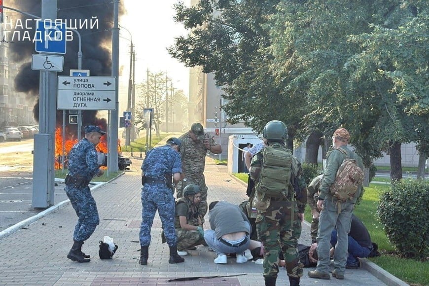Russian service members and police officers assist an injured man following what local authorities called a Ukrainian drone attack in the course of Russia-Ukraine conflict in Belgorod, Russia August 14, 2025. Governor of Belgorod Region Vyacheslav Gladkov via Telegram/Handout via REUTERS ATTENTION EDITORS - THIS IMAGE HAS BEEN SUPPLIED BY A THIRD PARTY. NO RESALES. NO ARCHIVES. MANDATORY CREDIT. WATERMARK FROM SOURCE.