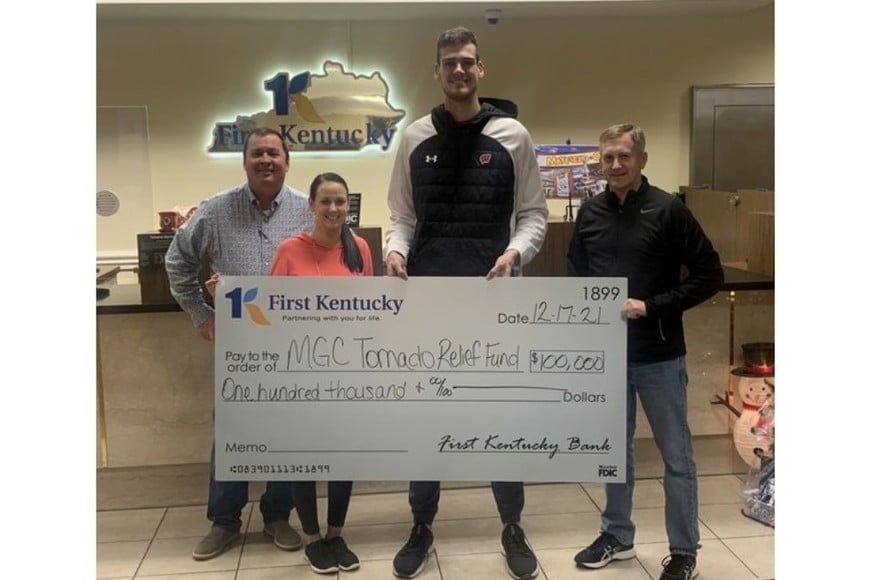 Chris junto a un cheque de 100 mil dólares de un donante anónimo para Fondo de Ayuda para Tornados del Condado de Mayfield/Graves. Crédito: X
