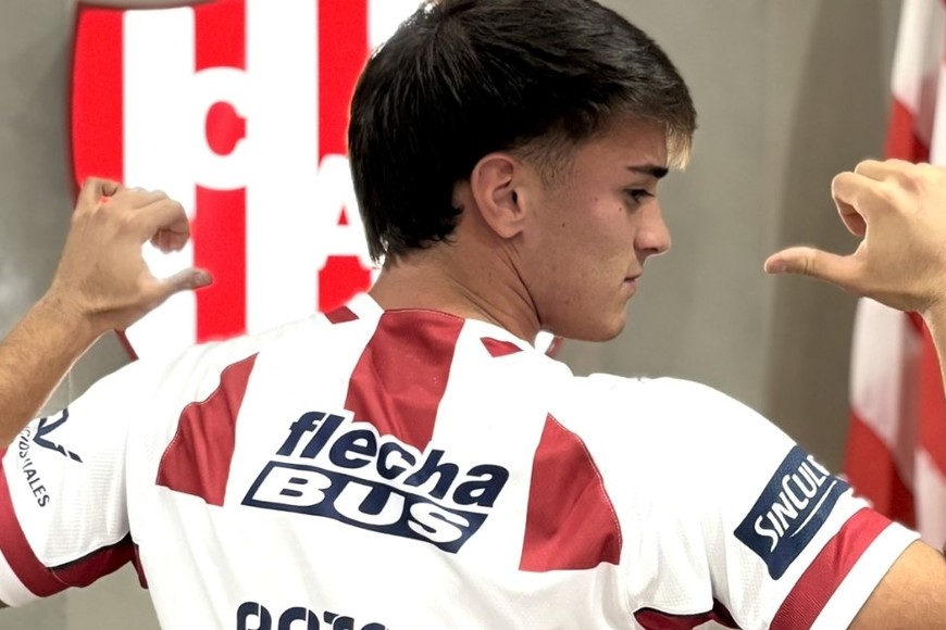 Franco Ratotti al momento de firmar con el Tate. Crédito: Prensa Unión