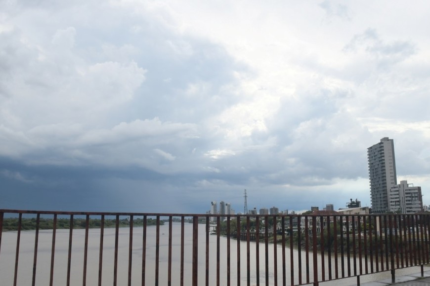 Comienza a refrescarse la capital santafesina. Crédito: Manuel Fabatía