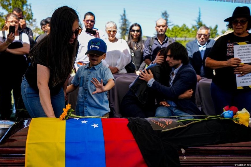 La viuda, el hijo y la hermana de Ojeda lo entierran en el cementerio de Canaán, en Santiago de Chile (08.03.2024)