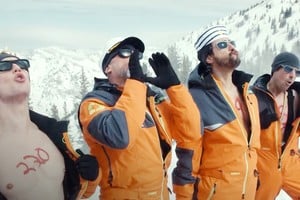 Escena del filme para televisión "Mountainhead", de 2025, definido como una comedia dramática satírica.  Gentileza