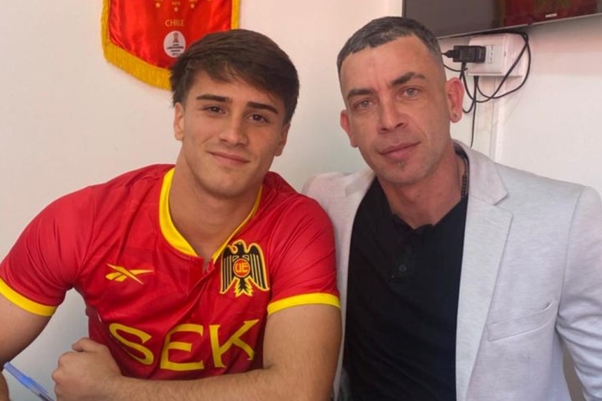 Franco Ratotti, ya con la camiseta de Unión Española, junto a Matías Di Leo, su representante. "En Chile nos recibieron diez puntos", dijeron ambos en diálogo con El Litoral.