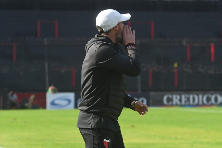 Hace lo que puede: ¿alcanzará?. El compromiso, la pertenencia y el sentimiento que tiene Martín Minella por Colón está fuera de discusión. El actual entrenador pidió "un final de temporada digno". Quedan ocho fechas y 24 puntos en juego. Foto: Carolina Niklison