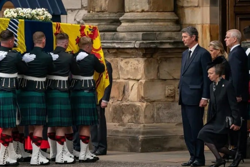 Una foto que recorrio el mundo: Ana se arrodilla frente al ataud de su madre, Isabel II.