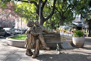 Escultura de José de San Martín con su hija Merceditas en el Paseo Alameda, ciudad de Mendoza. Obra restaurada este año por su autora, la artista plástica Sonia López.