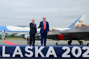 Trump y Putin posan frente a los medios antes de iniciar la cumbre en Alaska.