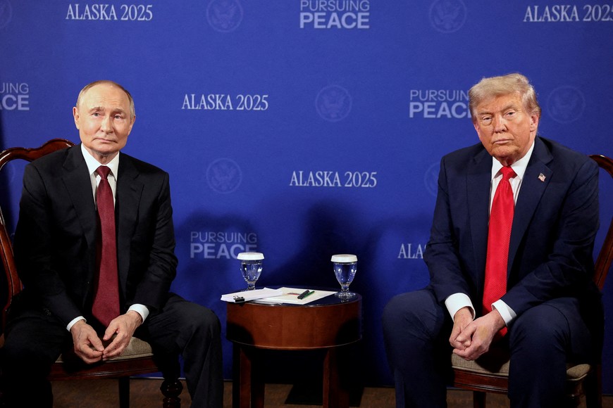 U.S. President Donald Trump meets Russian President Vladimir Putin, to negotiate for an end to the war in Ukraine, in Anchorage, Alaska, U.S., August 15, 2025. REUTERS/Kevin Lamarque