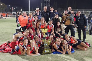 ¡Campeonas nacionales! Plantel, cuerpo técnico y allegados festejando el campeonato logrado por Legislatura en el Nacional de Mamis Hockey en San Juan.  Gentileza