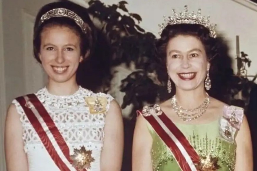Una joven Ana junto a su madre, Isabel II.