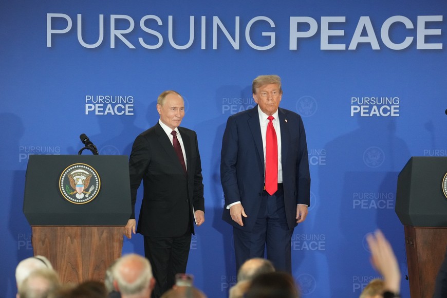 (250815) -- ANCHORAGE, 15 agosto, 2025 (Xinhua) -- El presidente estadounidense, Donald Trump (d), y el presidente ruso, Vladimir Putin, asisten a una conferencia de prensa conjunta después de concluir sus conversaciones, en Anchorage, Alaska, Estados Unidos, el 15 de agosto de 2025. (Xinhua/Wu Xiaoling) (vf) (ce)