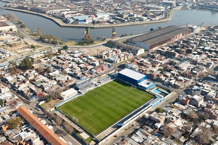 Estadio Osvaldo Baletto/Isla Maciel. "Un 24 de noviembre de 1929 se jugó el primer partido oficial en nuestro actual Estadio ubicado en Las Heras y Vieytes del Barrio Isla Maciel, Partido de Avellaneda. Hoy a más de 90 años de esa fecha, nuestro Club sigue jugando sus partidos oficiales de AFA en dicho estadio", informa el "Candombero" en su sitio oficial. Crédito: Fernando Nicola.